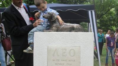 La estatua de Leo se ha convertido en un lugar predilecto para los más pequeños.