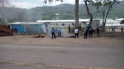 Trabajadores quemaron llantas en la entrada a la granja penal de Ilama.
