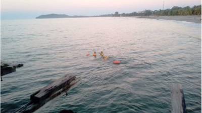 Momento en que los rescatistas ingresaron al mar para rescatar a la víctima.
