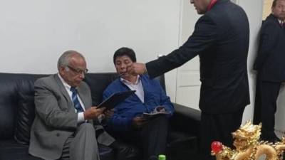 El presidente peruano fue captado en la sede de la prefectura de Lima tras su detención por las fuerzas de seguridad.