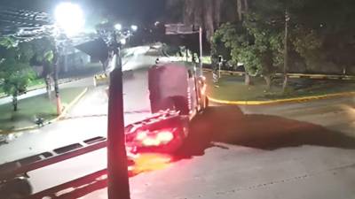 ¡Sobrevivieron de milagro! Una pareja resultó gravemente herida tras chocar en motocicleta contra un cabezal en el barrio El Porvenir, Puerto Cortés.
