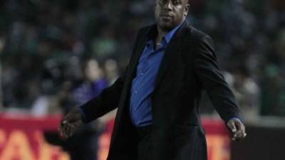 Hernán Medford lamentó la derrota contra México.