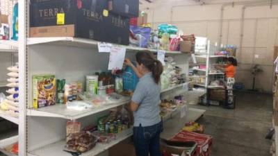 Personal trabaja en la etapa de pintura general.