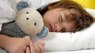 La apnea del sueño deja de respirar con frecuencia durante breves períodos de tiempo.