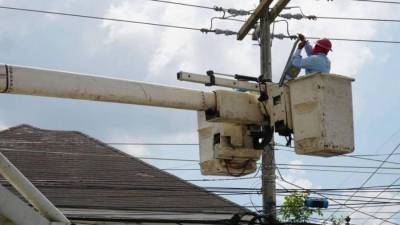 Diversos sectores de Honduras permanecerán sin energía eléctrica este domingo 17 de mayo debido a trabajos de mantenimiento y construcción de líneas de transmisión programados por la Empresa Nacional de Energía Eléctrica (Enee).