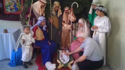 Un nacimiento humano personificado por niños hondureños.