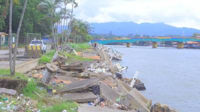 El malecón de Puerto Cortés, norte de Honduras, se encuentra totalmente destruido y abandonado por falta de inversión.