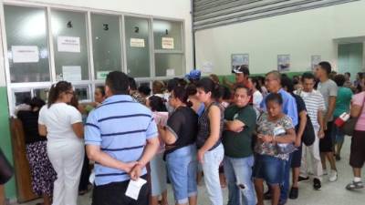 Decenas de pacientes hacen largas filas para ser atendidos en la farmacia.