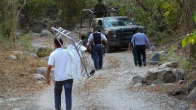 Fotografía cedida por la agencia Quadratín, muestra una vista general del sitio donde diez presuntos criminales y seis policías estatales fallecieron. EFE