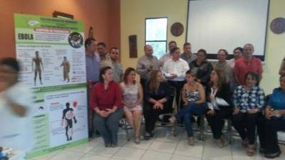 Los doctores durante la capacitación de ébola.