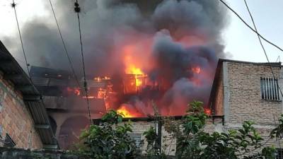 Incendio registrado este viernes en varias casas de la zona central de Honduras.