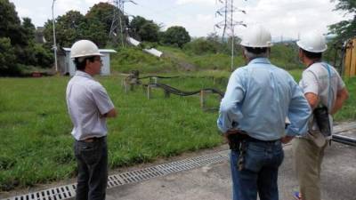 Expertos japoneses junto al equipo técnico de la Unidad Manejo de Cuencas en la Represa El Cajón.