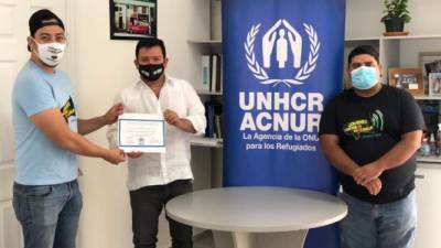 La ONG hondureña recibió un reconocimiento de Acnur, representante de la Organización de Naciones Unidades. Foto: Facebook Jóvenes Contra la Violencia