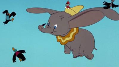'Dumbo' cuenta la historia de un tierno elefante que recibe burlas de los demás por sus enormes orejas.
