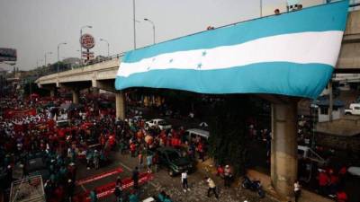 La bandera azul turquesa flameó en las calles de la capital.
