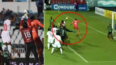 El momento de la mano de Edwin Solani Solano para el gol de Edrick Menjívar ante el Juticalpa.