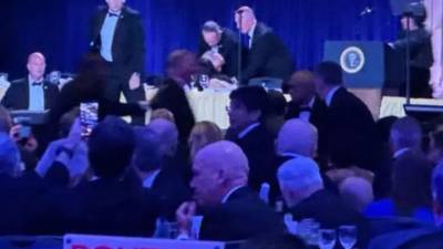 El presidente de Estados Unidos, Donald Trump, fue retirado la noche de este sábado de la Cena de Corresponsales de la Casa Blanca por un operativo de seguridad.