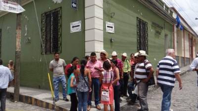 El alcalde de Santa Rosa de Copán, Aníbal Erazo, es ahora el gobernador. Aquí rodeado de pobladores.