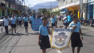 Los alumnos recorrieron las principales calles de La Ceiba para celebrar el día de la alfabetización.