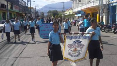 Los alumnos recorrieron las principales calles de La Ceiba para celebrar el día de la alfabetización.