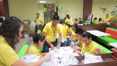 Unos 200 empleados de Banpaís se sumaron al voluntariado dedicando su tiempo libre a preparar los kits del Colorun.
