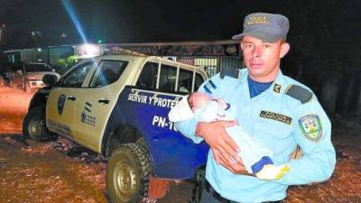 Socorro. Agentes de la Policía hallaron la bebé abandonada.