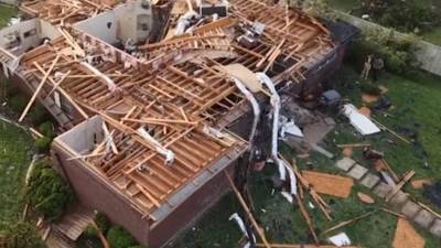 Varias personas sufrieron lesiones tras el paso de un tornado que impactó la ciudad de Mineral Wells, en Texas, durante la noche del martes 28 de abril.