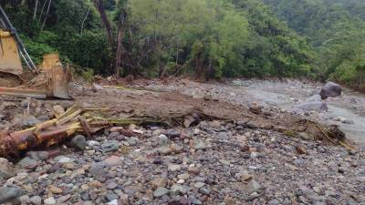 Cruzar el río Viejo en la Cuenca del Cangrejal ha sido un desafío para los habitantes del sector. Las lluvias de la tormenta Sara los dejó incomunicados; sin embargo, maquinaria de la SIT trabaja en rehabilitar el vado.