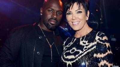 Kris Jenner con su joven novio Corey Gamble.