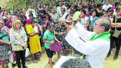 El sacerdote Edwin Noé Hernández ofició la misa en la zona del derrumbe en San Juan Arriba, El Corpus.