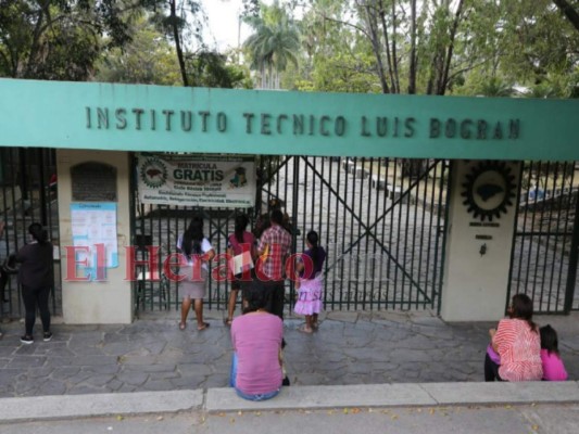 En el Instituto Técnico Luis Bográn, padres de familia hicieron una fila extensa para lograr matricular a sus hijos con la esperanza de un regreso presencial.