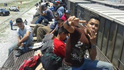 Los delincuentes amenazan a los migrantes con lanzarlos del tren si no van pagando 100 dólares en cada punto que cruzan.