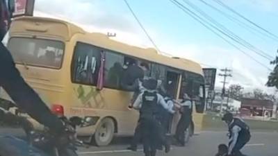 Uno de los saltantes es capturado cuando intenta huir por la ventana.