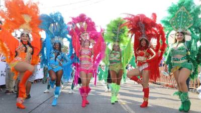 La Ceiba, conocida como la “Novia de Honduras”, vive una de sus noches más esperadas con el imponente desfile de carrozas y comparsas que pondrá el punto final a la tradicional Feria Isidra 2026.