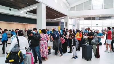 Los pasajeros del nuevo aeropuerto denunciaron el abusivo cobro que recibieron por volar a Palmerola.