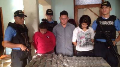 Detenidos en la colonia San Miguel en Tegucigalpa, son presentados por elementos policiales.