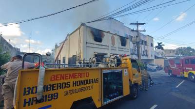Un fuerte incendio se registró este martes en una vivienda de dos plantas en el Benque 4 calle sur oeste 9 y 10 avenida cerca del Comisionado Nacional.