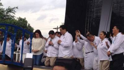 El matrimonio presidencial junto al apóstol Roy Santos y otros líderes clamaron de rodillas.