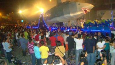 El año pasado fue un éxito el desfile de carrozas en el cierre de la feria.