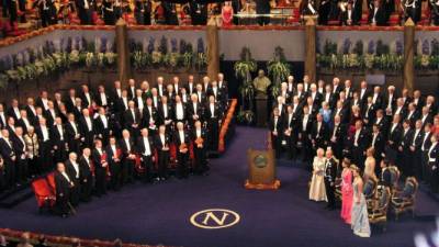 Los premios Nobel premian a las personas que se sobresalen en los campos de la física, la química, la medicina, la literatura, la economía o la paz mundial.