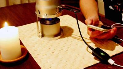 El cargador convierte la enegía del calor en electricidad.