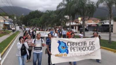 Unos 25 días se cumplen desde que estudiantes se tomaron la alma mater. En San Pedro Sula continúa cerrada la Unah-vs. Estudiantes realizaron otra protesta en las calles.