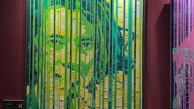 Una de las obras expuestas en 'Líneas fallidas' (Fault Lines), mostrada en Londres, Inglaterra.