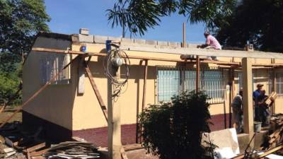 Personal de la alcaldía trabaja en la reconstrucción.