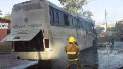 El bus número 10 de la empresa de transportes Mirna fue atacado e incendiado la mañana del pasado lunes.
