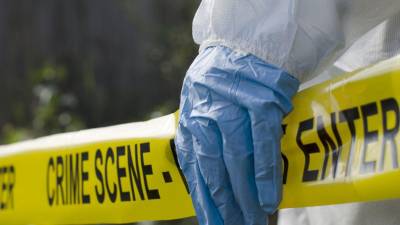 Nuevamente la industria del espectáculo se vistió de luto después de que se confirmara la muerte de un famoso conductor y actor de televisión, quien lamentablemente fue localizado sin vida dentro de su casa a los 49 años.