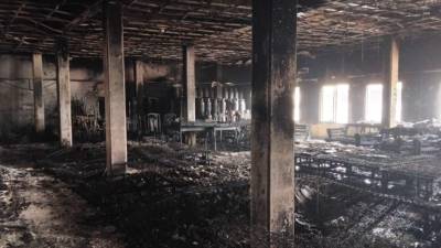 Un voraz incendio consumió el negocio de nombre Distribuidora José, en la 4 calle, entre la 8 y 9 avenidas, del barrio Medina de San Pedro Sula, que desde hace 48 años comercializaba artículos para el hogar, entre estos, camas, muebles, electrodomésticos y colchones.