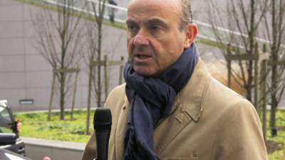 Luis De Guindos, jurado español, afirmó que el Gobierno de España ofrecerá su total colaboración a la investigación de las ventajas fiscales, préstamos bancarios y operaciones inmobiliarias de las que se han beneficiado siete clubes españoles de fútbol profesional.