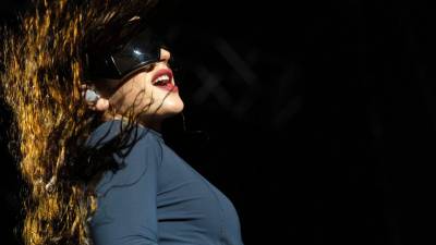 Cuando en el siglo XX la música pop explotó como fenómeno mundial profano, el vínculo no desapareció, solo se transformó. Del catolicismo al hinduismo, del pop a la bachata o el folk, el deseo de trascender se ha materializado en estos años en casi tantas formas como confesiones religiosas y estilos musicales hay, con ejemplos como los siguientes.