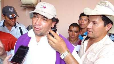 El padre Esteban Guzmán aclaró que el problema no tiene nada que ver con la política. Dice que es una lucha de ricos y pobres.